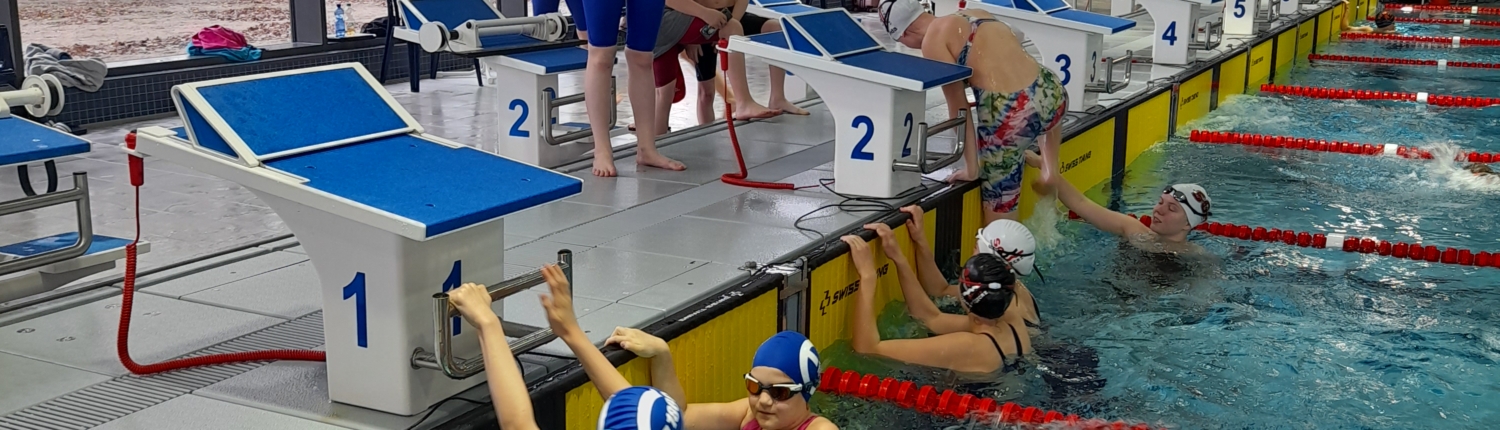 20250330_125831 Mädchen beim Schwimm Wettkampf schwimmen sich ein und tragen Badekappen von EMTV Schwimmen
