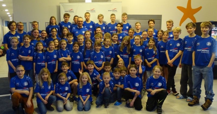2026 Historie EMTV2 Mannschaftsbild EMTV Schwimmen Übergabe T-Shirts