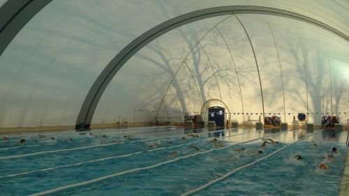 2026 Historie TLH Historisches Bild der Traglufthalle Badepark Elmshorn mit Schwimmern im Wasser